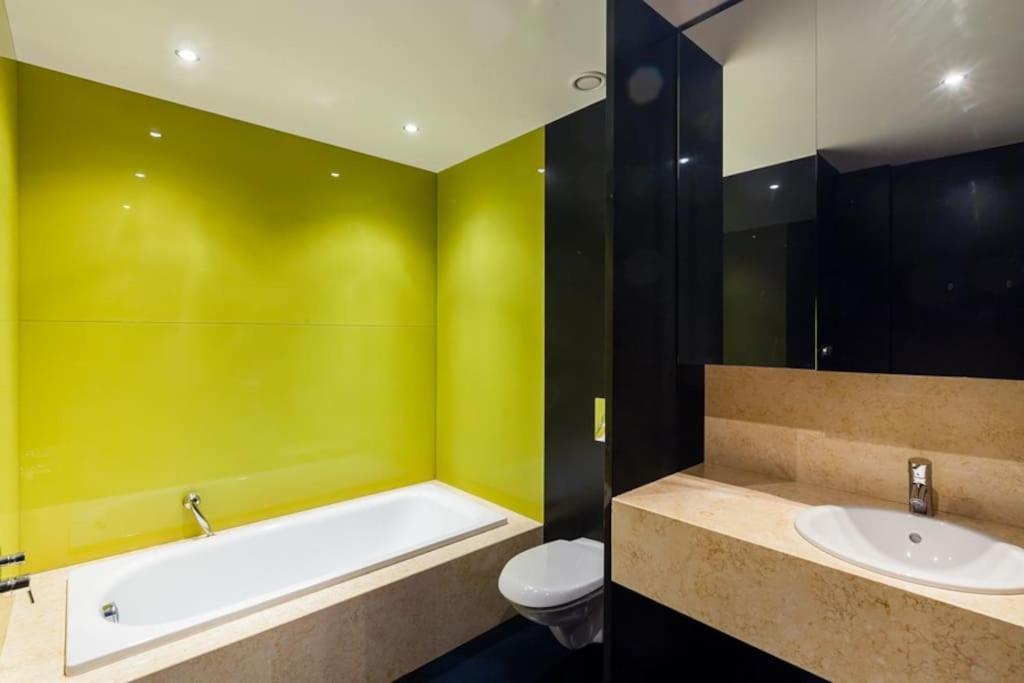 Exceptional Calm 3br, 2.5ba With Patio, Pool & Gym * Prague
