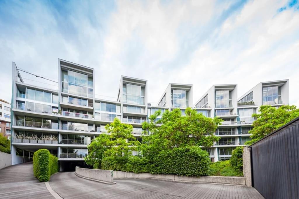 Exceptional Calm 3br, 2.5ba With Patio, Pool & Gym Apartment Prague