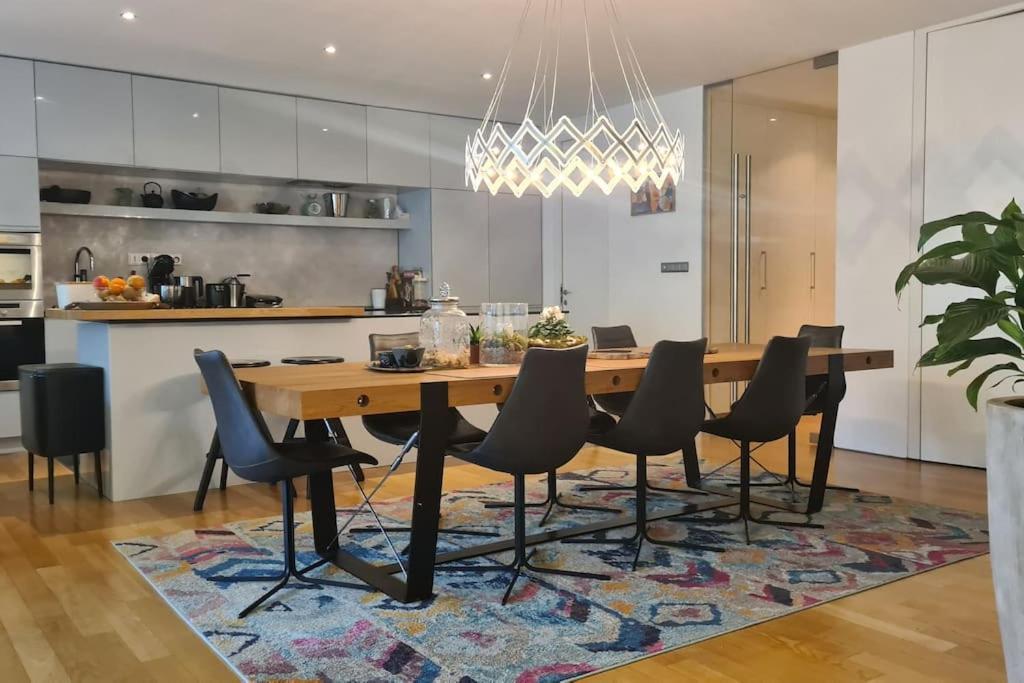 Exceptional Calm 3br, 2.5ba With Patio, Pool & Gym Apartment Prague