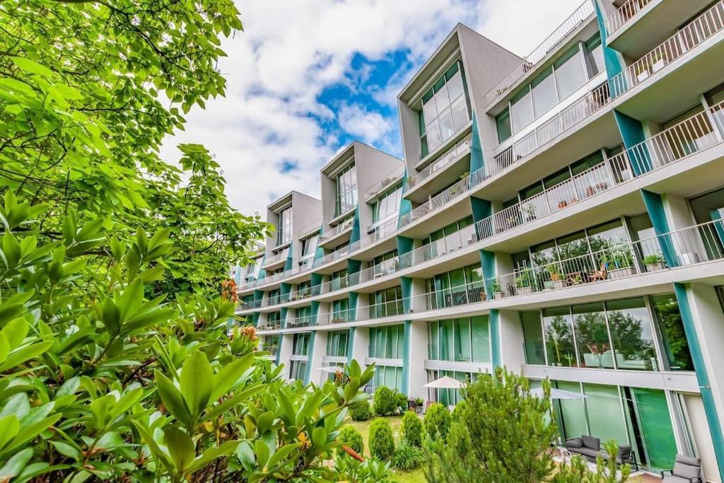 Exceptional Calm 3br, 2.5ba With Patio, Pool & Gym Apartment Prague