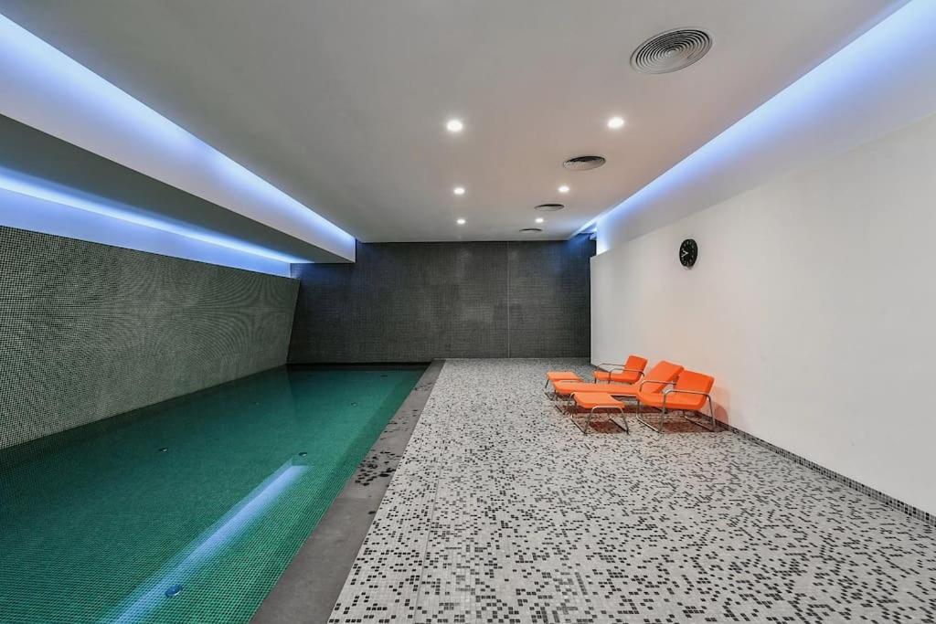 Apartmán Exceptional Calm 3br, 2.5ba With Patio, Pool & Gym Praha